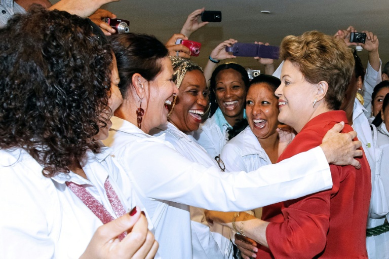 (2013) A então presidente Dilma Roussef cumprimenta médicas cubanas em Brasília, antes de aprovar o programa Mais Médicos - Presidência do Brasil/AFP/Arquivos